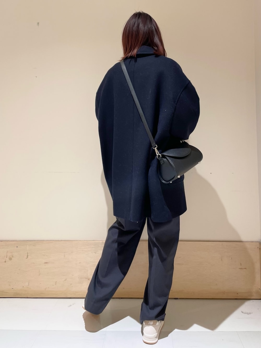 グレー系のニット/セーター、ブルー系のその他アウター、ブラック系のショルダーバッグを着用したレディースの冬コーディネートの6枚目の写真