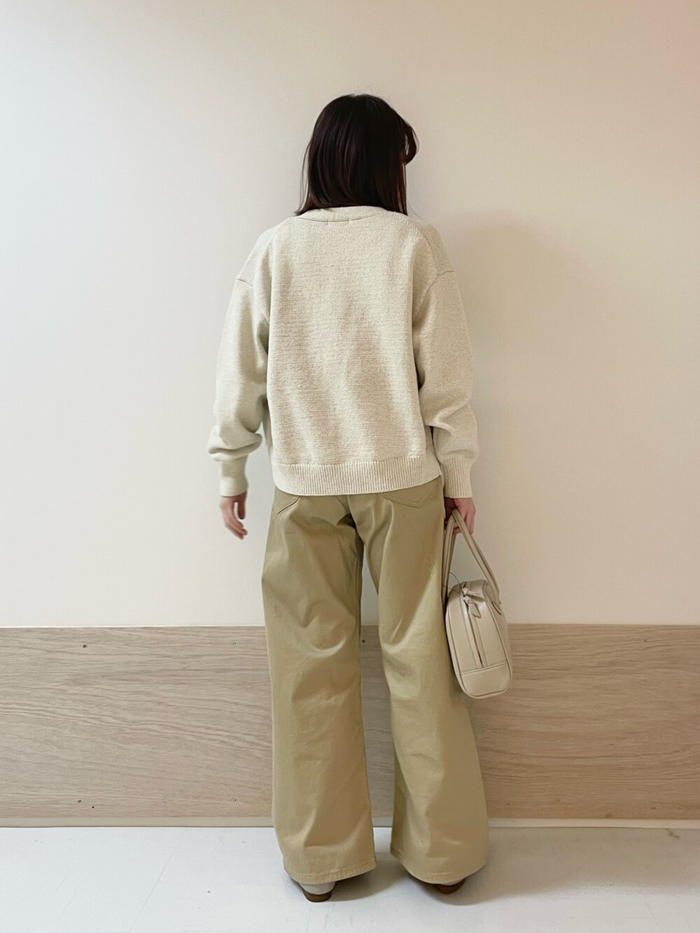 「URBAN RESEARCH DOORS、URBAN RESEARCH DOORS WOMENS、アーバンリサーチドアーズ、FORK&SPOON、ニットビスチェ、カーディガン、チノパン、淡色コーデ、ベージュ、ベージュコーデ、大人カジュアル、休日スタイル、お出かけコーデ、低身長、骨格ストレート」｜「URBAN RESEARCH DOORSのアジャスターハンドルボストンバッグ（ボストンバッグ、ベージュ系）」を使った、ホンダ マユさん（レディース・152cm）の冬コーディネートの6枚目の写真