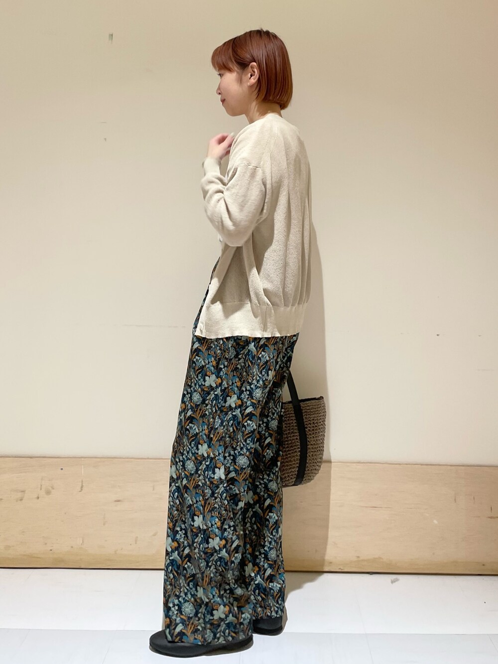 ブルー系のその他パンツ、グレー系のトートバッグ、ブラック系のバレエシューズを着用したレディースの春コーディネートの4枚目の写真