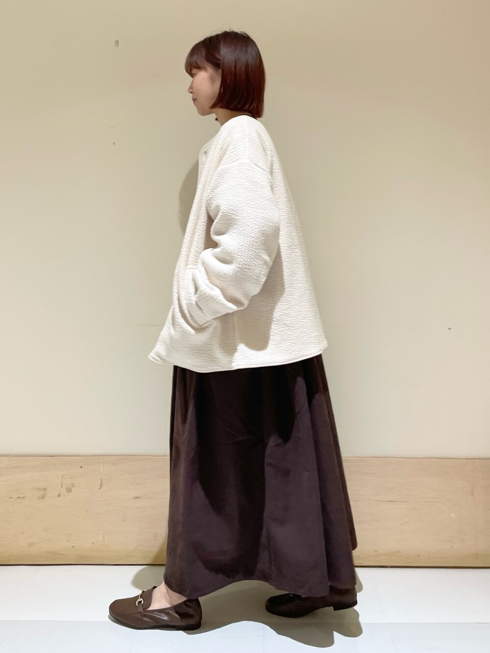 「URBAN RESEARCH DOORS WOMENS、URBAN RESEARCH DOORS、アーバンリサーチドアーズ、アウター、秋アウター、キルトジャケット、ワンピース、ギャザーワンピース、ローファー、ビッグシルエット、お出かけコーデ、ファッションを楽しもう、きれいめカジュアル、冬コーデ、大人カジュアル」｜「URBAN RESEARCH DOORSのVネックギャザーワンピース（ワンピース、ブラウン系）」を使った、ホンダ マユさん（レディース・152cm）の秋コーディネートの4枚目の写真