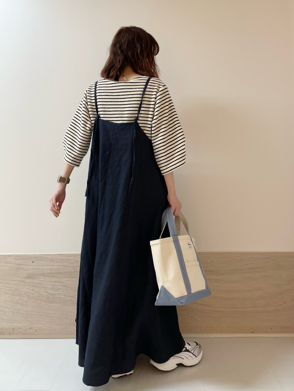 ホワイト系のTシャツ/カットソー、ブルー系のワンピースを着用したレディースの春コーディネートの6枚目の写真