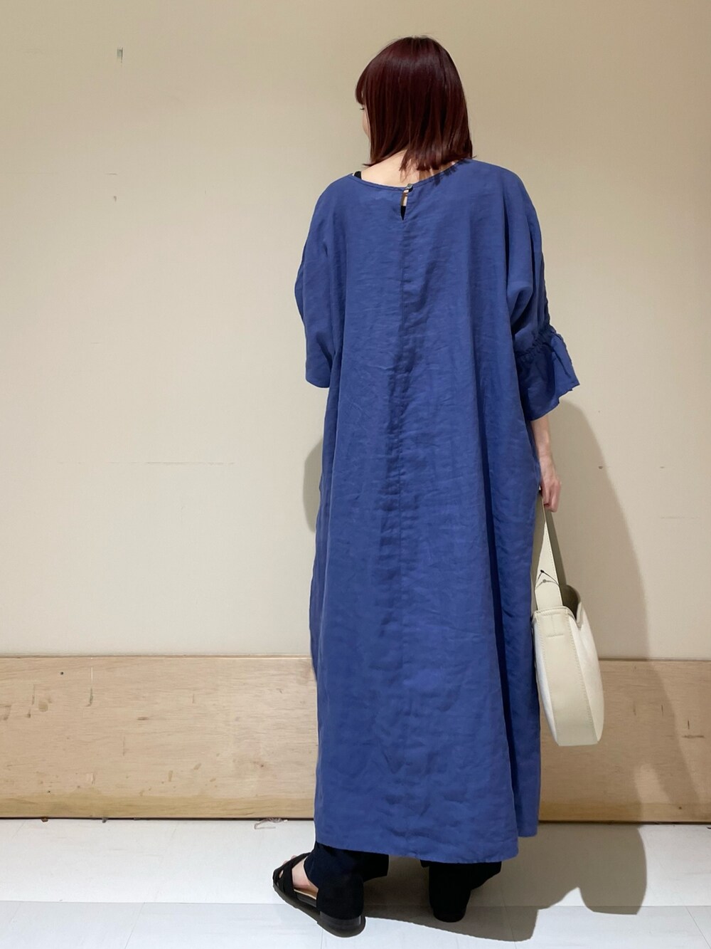 ブルー系のワンピース、ブルー系のその他パンツを着用したレディースの春コーディネートの6枚目の写真