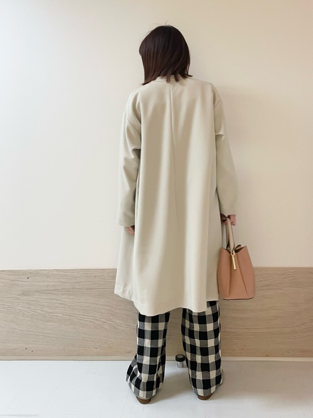「URBAN RESEARCH DOORS、URBAN RESEARCH DOORS WOMENS、アーバンリサーチドアーズ、きれいめカジュアル、チェック、チェックパンツ、春アウター、ロングコート、淡色コーデ、お出かけコーデ、大人カジュアル、休日スタイル、デートコーデ、春コーデ、152cm」|「URBAN RESEARCH DOORSのスポンディングニットプルオーバー(ニット/セーター、ホワイト系)」を使った、ホンダ マユさん(レディース・152cm)の冬コーディネートの6枚目の写真