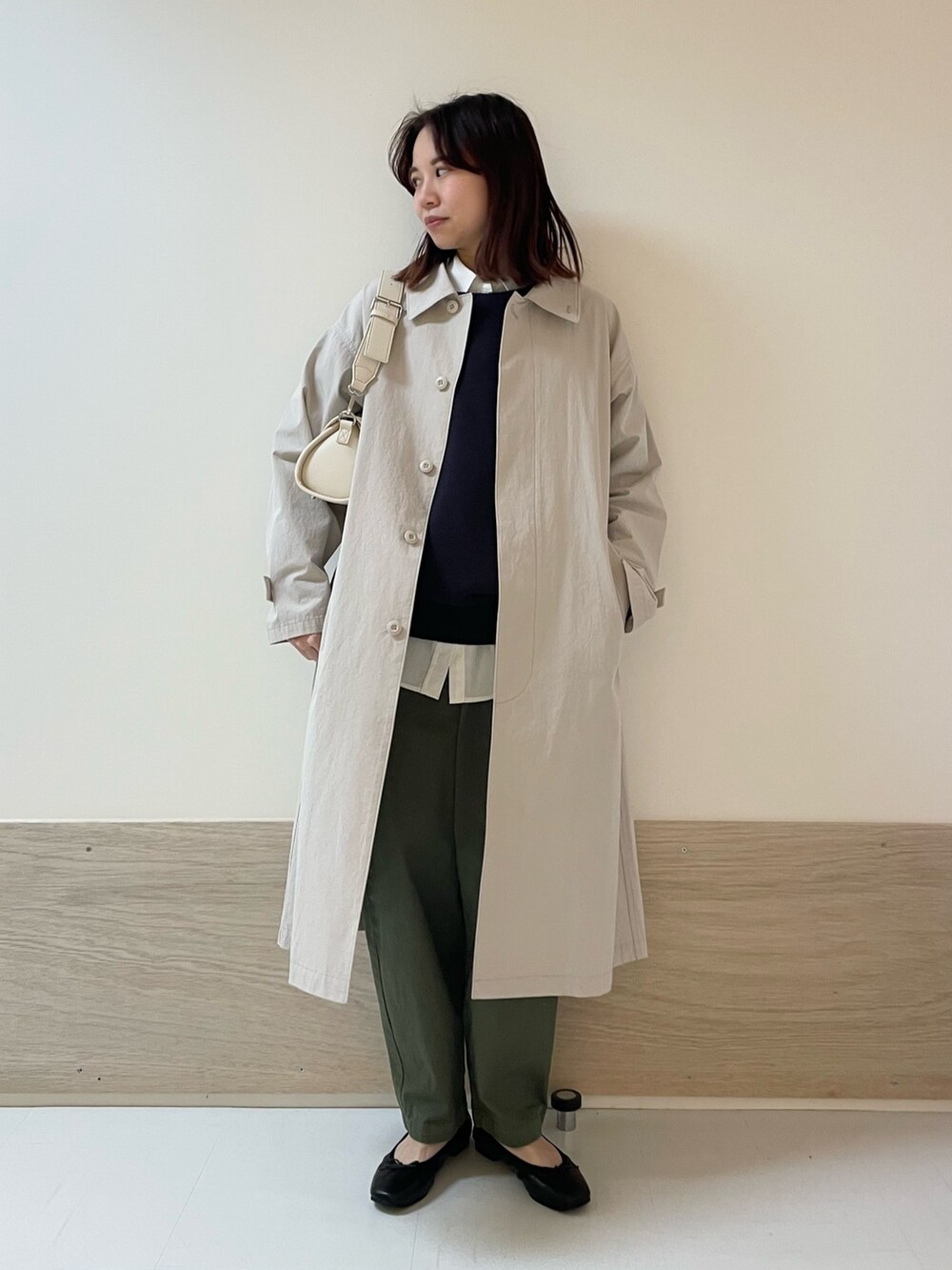「URBAN RESEARCH DOORS、URBAN RESEARCH DOORS WOMENS、アーバンリサーチドアーズ、春アウター、ロングコート、大人カジュアル、春コーデ、春のおしゃ見えテクニック、デートコーデ、春服みてみて、レイヤードスタイル、お出かけコーデ、シンプルコーデ、低身長、骨格ストレート」｜「URBAN RESEARCH DOORSの2ストラップショルダーバッグ（ショルダーバッグ、ホワイト系）」を使った、ホンダ マユさん（レディース・152cm）の春コーディネートの4枚目の写真