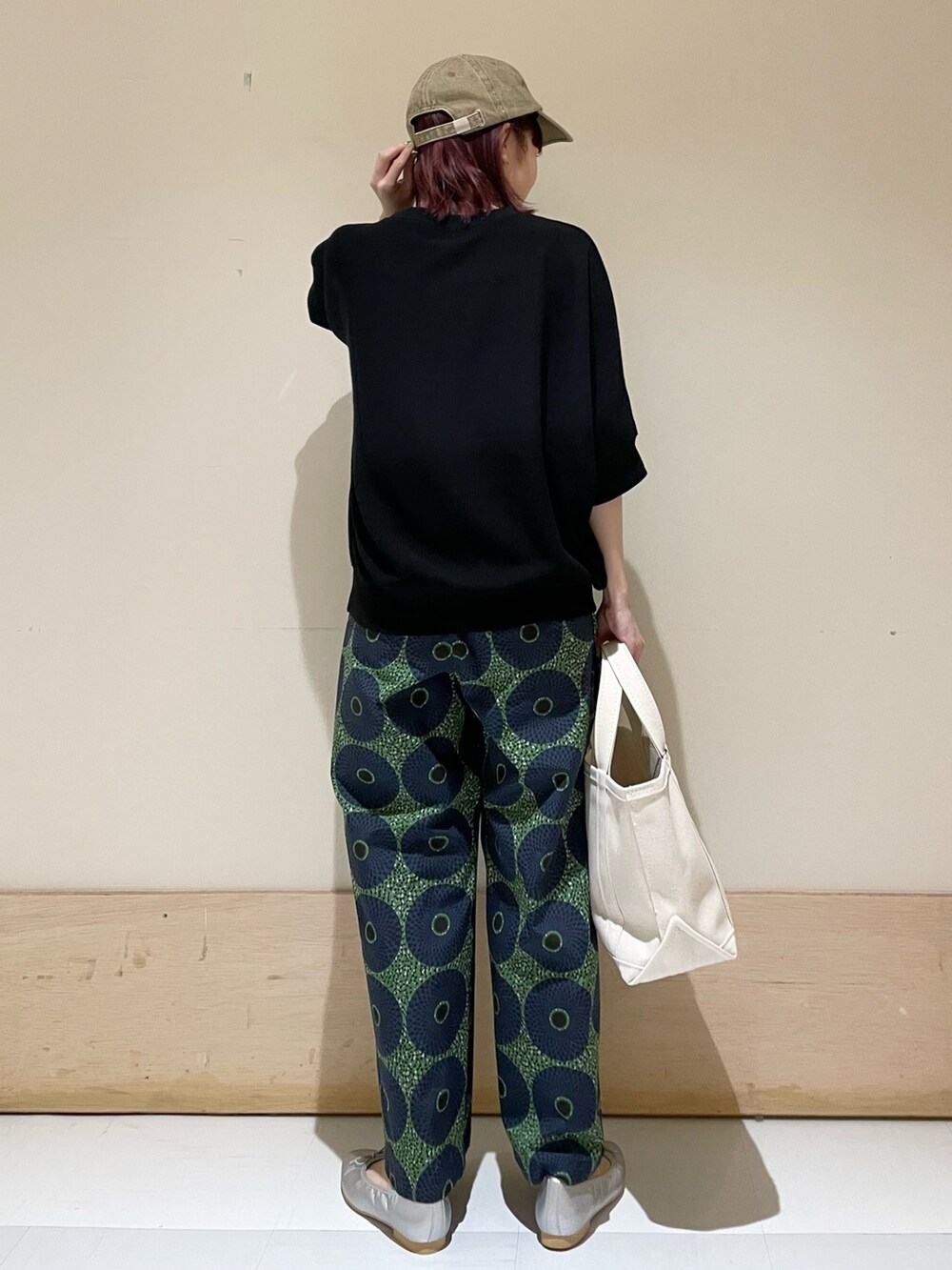 「URBAN RESEARCH DOORS、URBAN RESEARCH DOORS WOMENS、アーバンリサーチドアーズ、leglazik、柄パンツ、バレエシューズ、orcival、春コーデ、大人カジュアル、カジュアルコーデ、春服コーデ、低身長、低身長コーデ、おでかけコーデ、休日スタイル」|「URBAN RESEARCH DOORSの『WEB/一部店舗限定カラー』タックフライスワイドTシャツ(Tシャツ/カットソー、ブラック系)」を使った、ホンダ マユさん(レディース・152cm)の春コーディネートの7枚目の写真