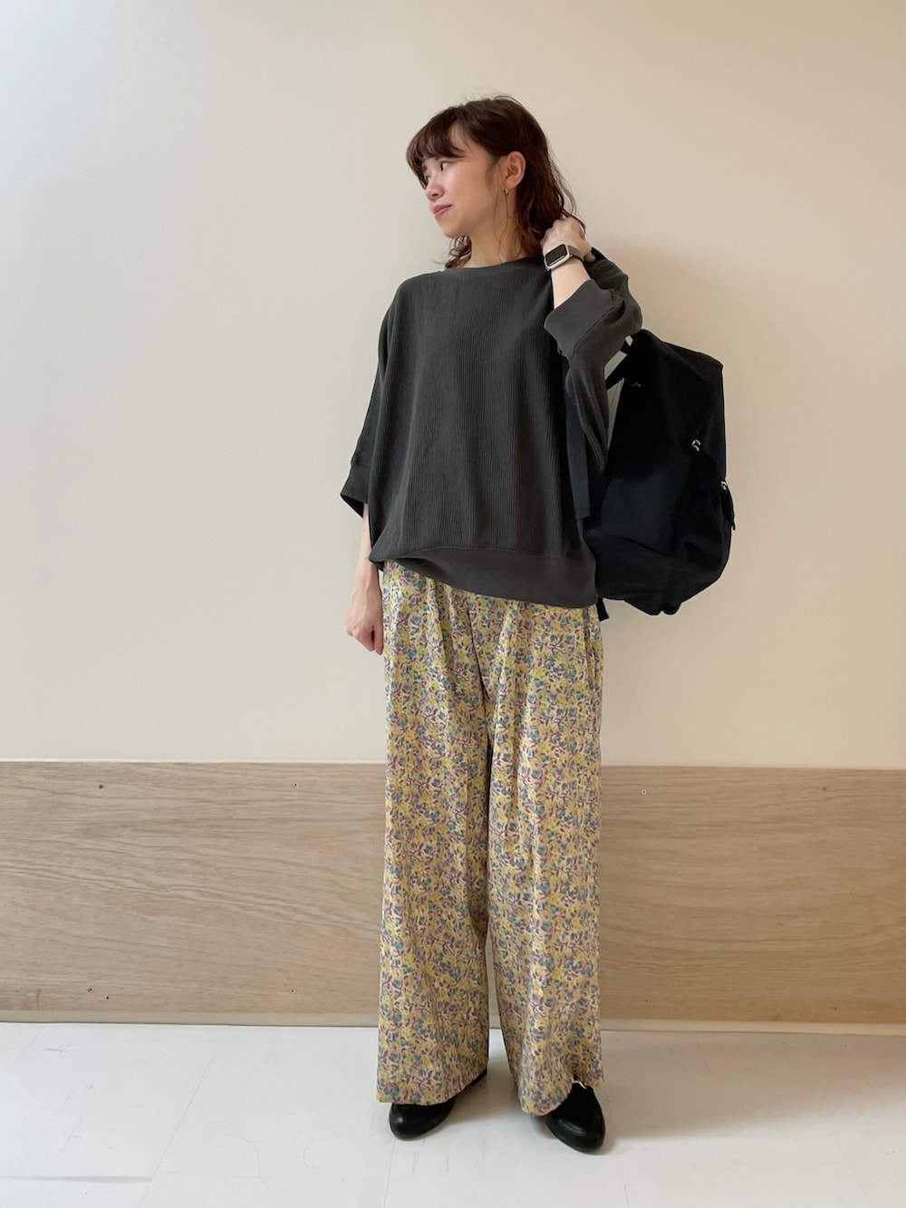 「URBAN RESEARCH DOORS、URBAN RESEARCH DOORS WOMENS、アーバンリサーチドアーズ、かぐれ、リバティ、イージーパンツ、春夏コーデ、きれいめカジュアル、お出かけコーデ、休日スタイル、低身長、低身長コーデ、骨格ストレート、シンプルコーデ、楽チンコーデ」｜「URBAN RESEARCH DOORSのウォッシャブルマルチ収納リュック（バックパック/リュック、ブラック系）」を使った、ホンダ マユさん（レディース・152cm）の春コーディネートの2枚目の写真