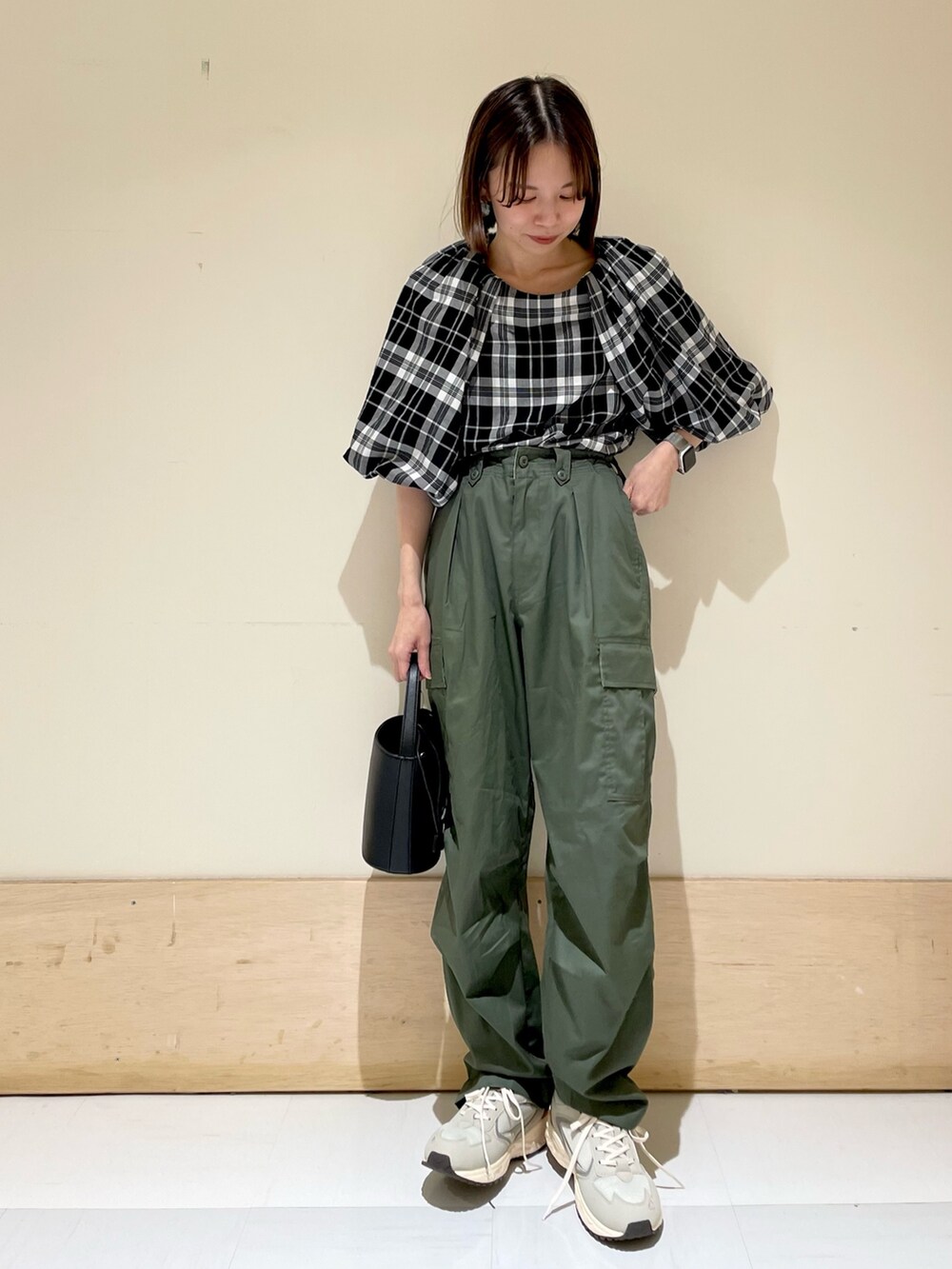 グレー系のスニーカー、グリーン系のその他パンツ、ブラック系のシャツ/ブラウスを着用したレディースの夏コーディネートの7枚目の写真