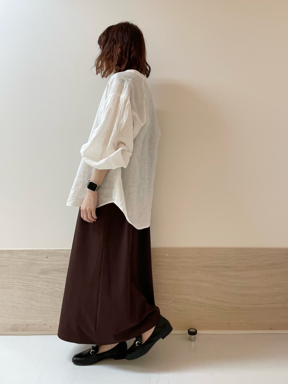 「URBAN RESEARCH DOORS、URBAN RESEARCH DOORS WOMENS、アーバンリサーチドアーズ、EKAL、タンクトップワンピース、ワンピース、ドライタッチ、リネン、リネンシャツ、大人カジュアル、お出かけコーデ、きれいめカジュアル、春夏コーデ、低身長、骨格ストレート」｜「URBAN RESEARCH DOORSのリネンタックボリュームスリーブブラウス（シャツ/ブラウス、ホワイト系）」を使った、ホンダ マユさん（レディース・152cm）の春コーディネートの5枚目の写真