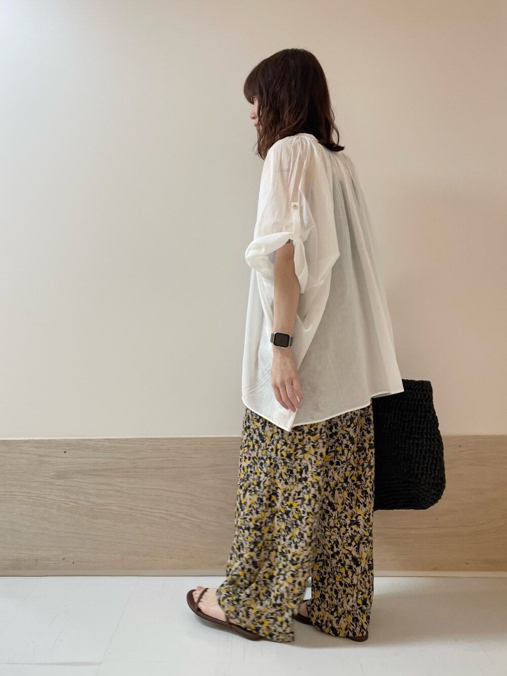 ホワイト系のシャツ/ブラウス、ベージュ系のその他パンツ、ブラウン系のサンダルを着用したレディースの夏コーディネートの5枚目の写真