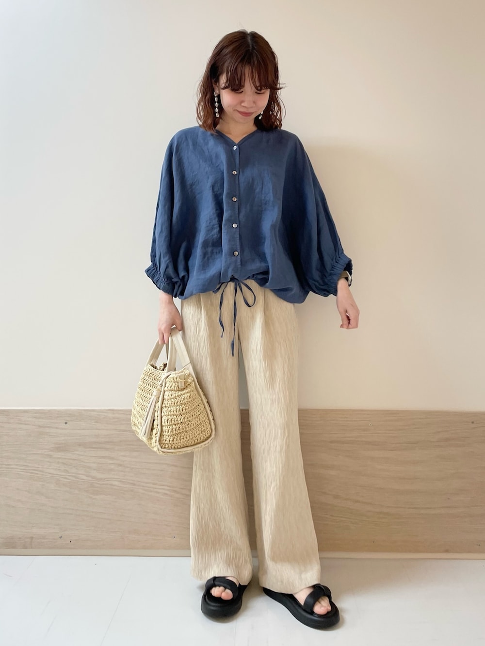 「URBAN RESEARCH DOORS、URBAN RESEARCH DOORS WOMENS、アーバンリサーチドアーズ、リネン、リネンブラウス、ブルー、イージーパンツ、楊柳、お出かけコーデ、休日スタイル、低身長コーデ、骨格ストレート、春夏コーデ、サンダル、きれいめカジュアル」｜「URBAN RESEARCH DOORSのリネンドロストドルマンブラウス（シャツ/ブラウス、ブルー系）」を使った、ホンダ マユさん（レディース・152cm）の春コーディネートの3枚目の写真