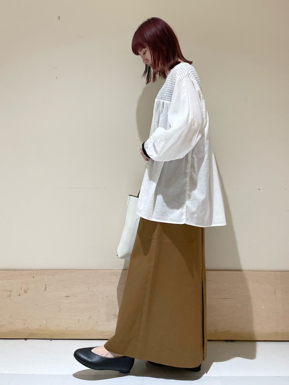 「URBAN RESEARCH DOORS、URBAN RESEARCH DOORS WOMENS、アーバンリサーチドアーズ、ブラウス、グルカスカート、春コーデ、シンプルコーデ、骨格ウェーブ、大人カジュアル、春色、おでかけ、バレエシューズ、淡色コーデ、低身長、低身長コーデ」｜「URBAN RESEARCH DOORSのコットンボイル配色シャーリングブラウス（シャツ/ブラウス、ホワイト系）」を使った、ホンダ マユさん（レディース・152cm）の春コーディネートの4枚目の写真