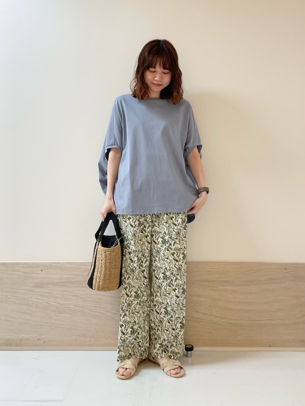 「URBAN RESEARCH DOORS、URBAN RESEARCH DOORS WOMENS、アーバンリサーチドアーズ、ブルー、花柄、花柄パンツ、フラワープリント、リラックススタイル、きれいめカジュアル、春夏コーデ、サンダル、お出かけコーデ、休日スタイル、低身長コーデ、骨格ストレート」｜「URBAN RESEARCH DOORSの『イージーケア』フラワープリントイージーパンツ（その他パンツ、ホワイト系）」を使った、ホンダ マユさん（レディース・152cm）の春コーディネートの2枚目の写真