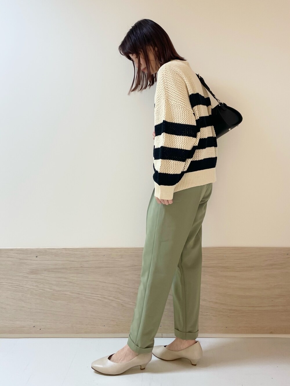 「URBAN RESEARCH DOORS、URBAN RESEARCH DOORS WOMENS、アーバンリサーチドアーズ、ボーダー、ボーダーニット、テーパードパンツ、カラーパンツ、春カラー、春先取り、春先取りコーデ、シンプルコーデ、きれいめカジュアル、淡色コーデ、低身長、骨格ストレート」|「URBAN RESEARCH DOORSの2ストラップショルダーバッグ(ショルダーバッグ、ブラック系)」を使った、ホンダ マユさん(レディース・152cm)の冬コーディネートの5枚目の写真