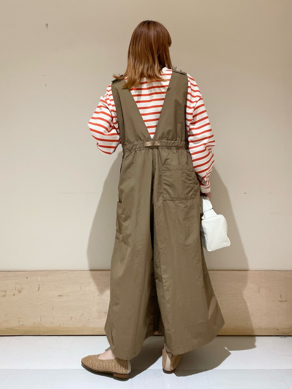 「URBAN RESEARCH DOORS、URBAN RESEARCH DOORS WOMENS、アーバンリサーチドアーズ、EKAL、エカル、グラミチ、GRAMICCI、サロペット、ビッグシルエット、おでかけコーデ、クッションバッグ、春コーデ、ボーダー、オレンジ、低身長コーデ」｜「Gramicciの『別注』GRAMICCI　アクティブナイロンサロペット（サロペット/オーバーオール、ベージュ系）」を使った、ホンダ マユさん（レディース・152cm）の春コーディネートの3枚目の写真