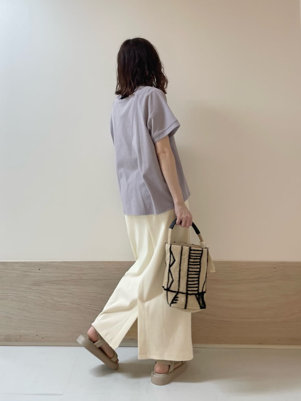 「URBAN RESEARCH DOORS、URBAN RESEARCH DOORS WOMENS、アーバンリサーチドアーズ、淡色コーデ、リブスカート、パープル、きれいめカジュアル、シンプルコーデ、お出かけコーデ、休日スタイル、春夏コーデ、大人カジュアル、リラックススタイル、低身長コーデ、骨格ストレート」｜「URBAN RESEARCH DOORSの『UR GREEN』リブカットストレートスカート（スカート、ホワイト系）」を使った、ホンダ マユさん（レディース・152cm）の春コーディネートの7枚目の写真