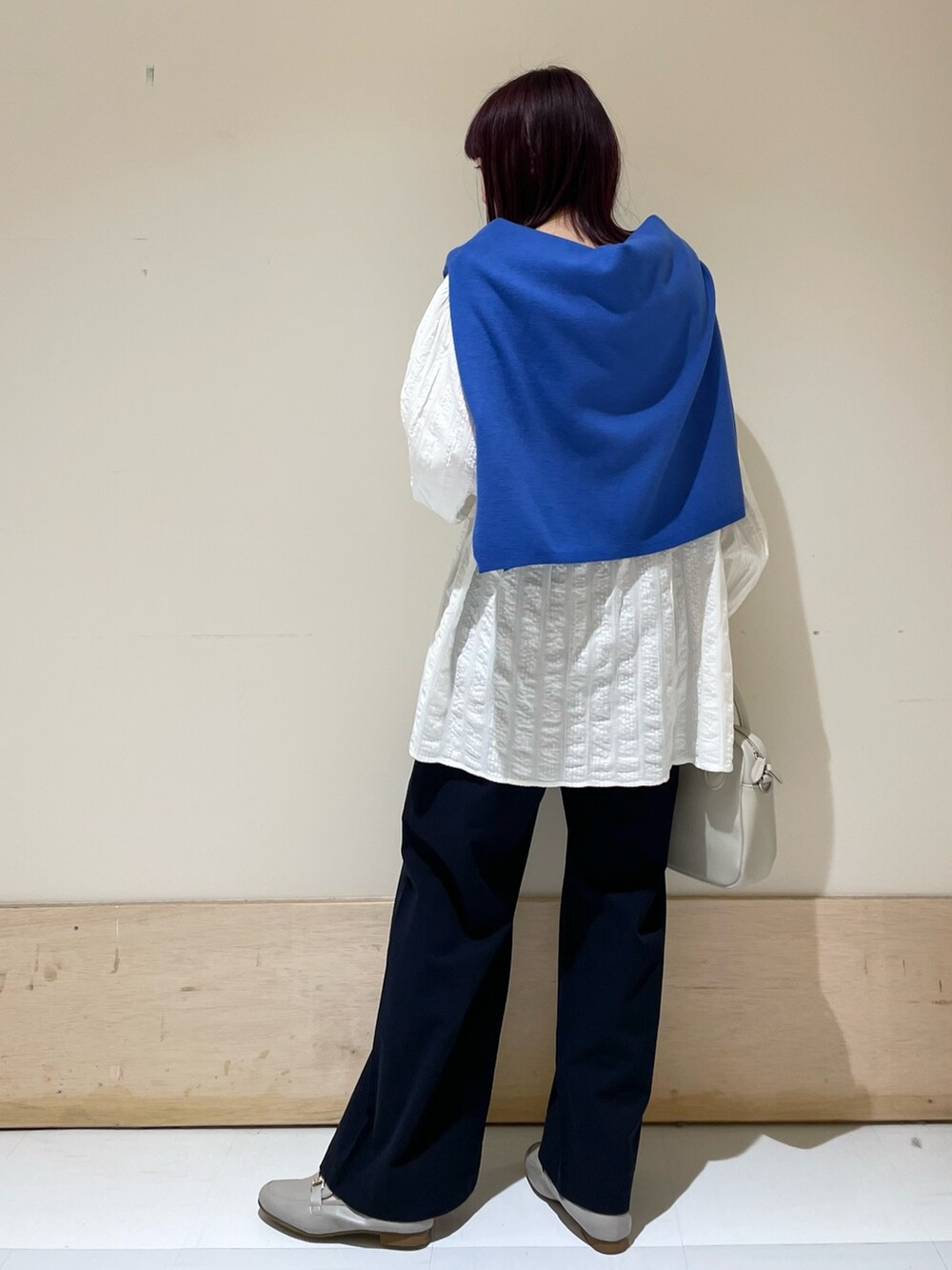 ブルー系のその他パンツ、ホワイト系のシャツ/ブラウス、ブルー系のニット/セーターを着用したレディースの春コーディネートの5枚目の写真