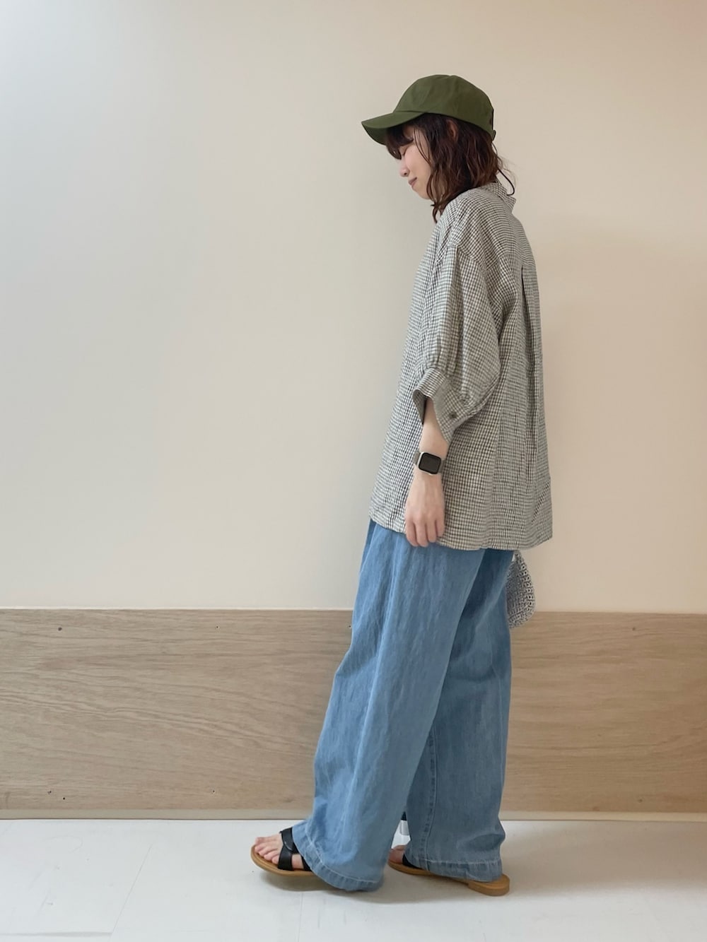 「URBAN RESEARCH DOORS、URBAN RESEARCH DOORS WOMENS、アーバンリサーチドアーズ、FORK&SPOON、チェックシャツ、リネン、リネンシャツ、デニム、春夏コーデ、お出かけコーデ、休日スタイル、カジュアルコーデ、キャップ、低身長コーデ、骨格ストレート」｜「URBAN RESEARCH DOORSのカッティングサンダル（サンダル、ブラック系）」を使った、ホンダ マユさん（レディース・152cm）の春コーディネートの6枚目の写真