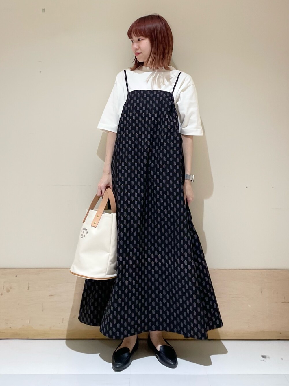 「URBAN RESEARCH DOORS、URBAN RESEARCH DOORS WOMENS、アーバンリサーチドアーズ、かぐれ、FORK&SPOON、キャミワンピ、プリントワンピース、柄ワンピース、シンプルコーデ、ビッグシルエット、休日スタイル、着回しコーデ、キレイめカジュアル、ショップスタッフの好印象コーデ、低身長」｜「かぐれのプリントキャミワンピース（ワンピース、ブラック系）」を使った、ホンダ マユさん（レディース・152cm）の春コーディネートの3枚目の写真