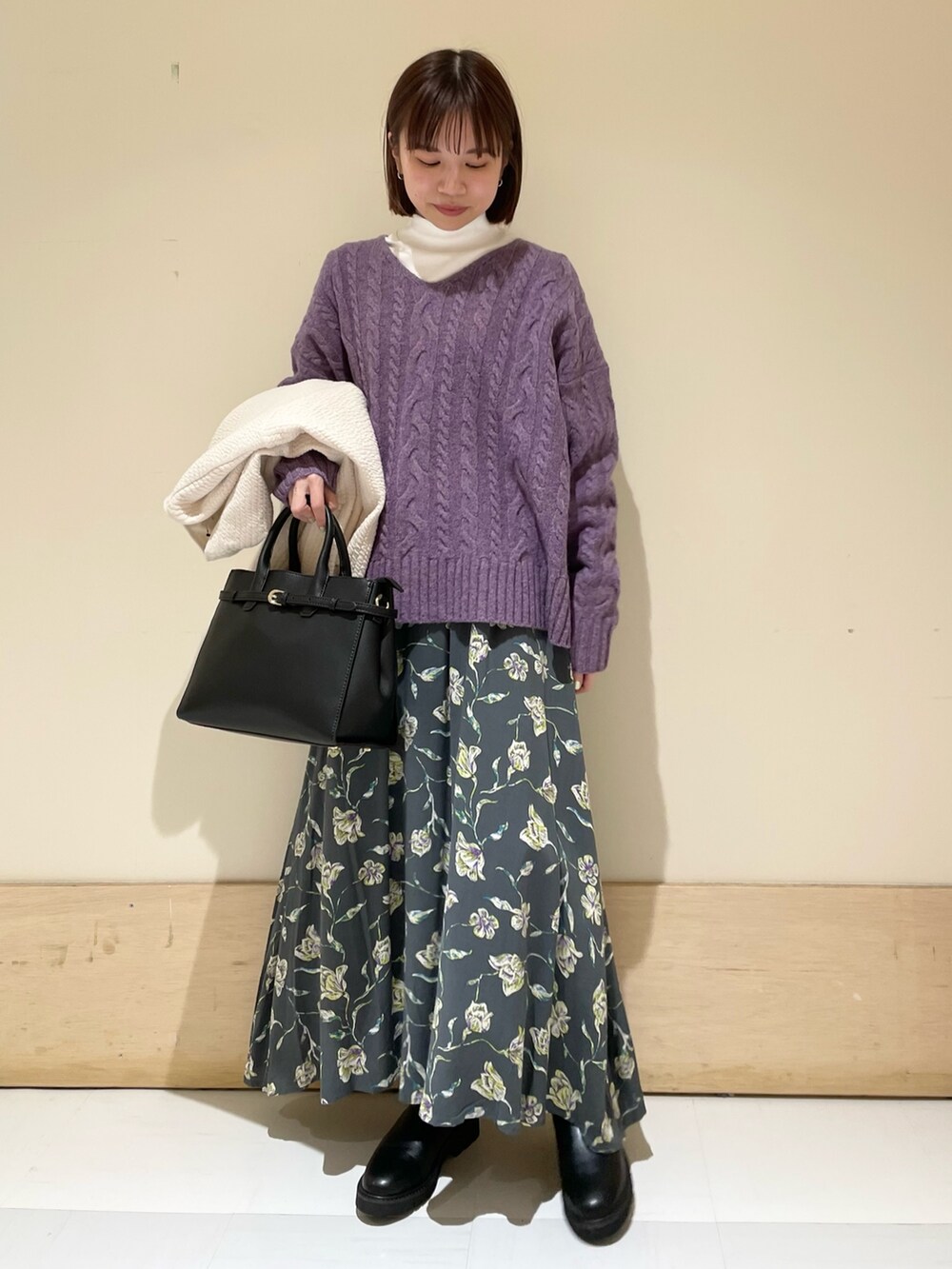 ホワイト系のTシャツ/カットソー、ホワイト系のノーカラージャケット、グレー系のスカートを着用したレディースの秋コーディネートの8枚目の写真