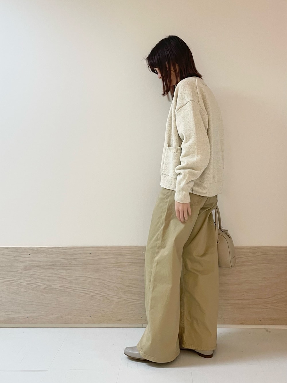 「URBAN RESEARCH DOORS、URBAN RESEARCH DOORS WOMENS、アーバンリサーチドアーズ、FORK&SPOON、ニットビスチェ、カーディガン、チノパン、淡色コーデ、ベージュ、ベージュコーデ、大人カジュアル、休日スタイル、お出かけコーデ、低身長、骨格ストレート」｜「URBAN RESEARCH DOORSのアジャスターハンドルボストンバッグ（ボストンバッグ、ベージュ系）」を使った、ホンダ マユさん（レディース・152cm）の冬コーディネートの5枚目の写真