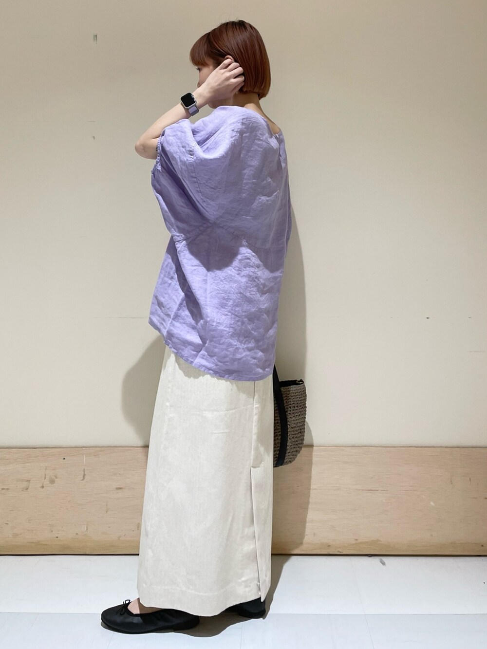 パープル系のシャツ/ブラウス、ベージュ系のスカート、グレー系のトートバッグを着用したレディースの春コーディネートの5枚目の写真