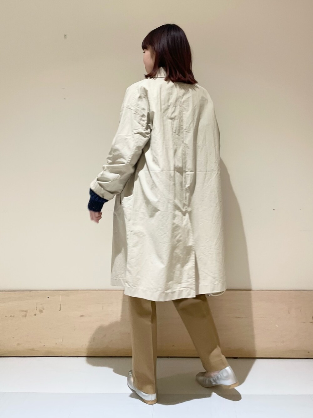 ブルー系のニット/セーター、ホワイト系のショルダーバッグ、ベージュ系のその他パンツを着用したレディースの冬コーディネートの5枚目の写真