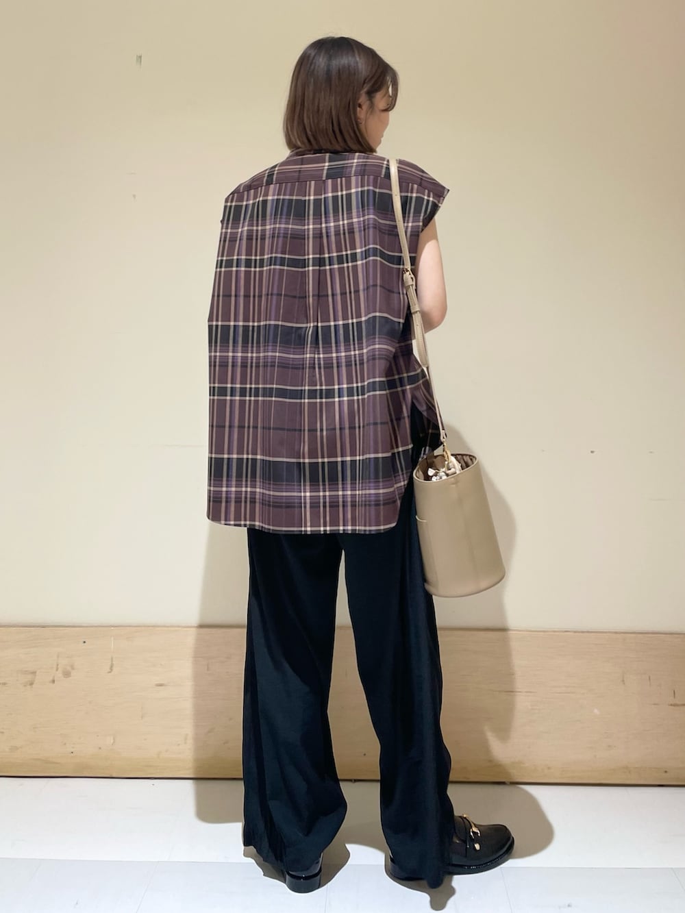 ベージュ系のショルダーバッグ、パープル系のシャツ/ブラウス、ブラック系のその他パンツを着用したレディースの夏コーディネートの7枚目の写真