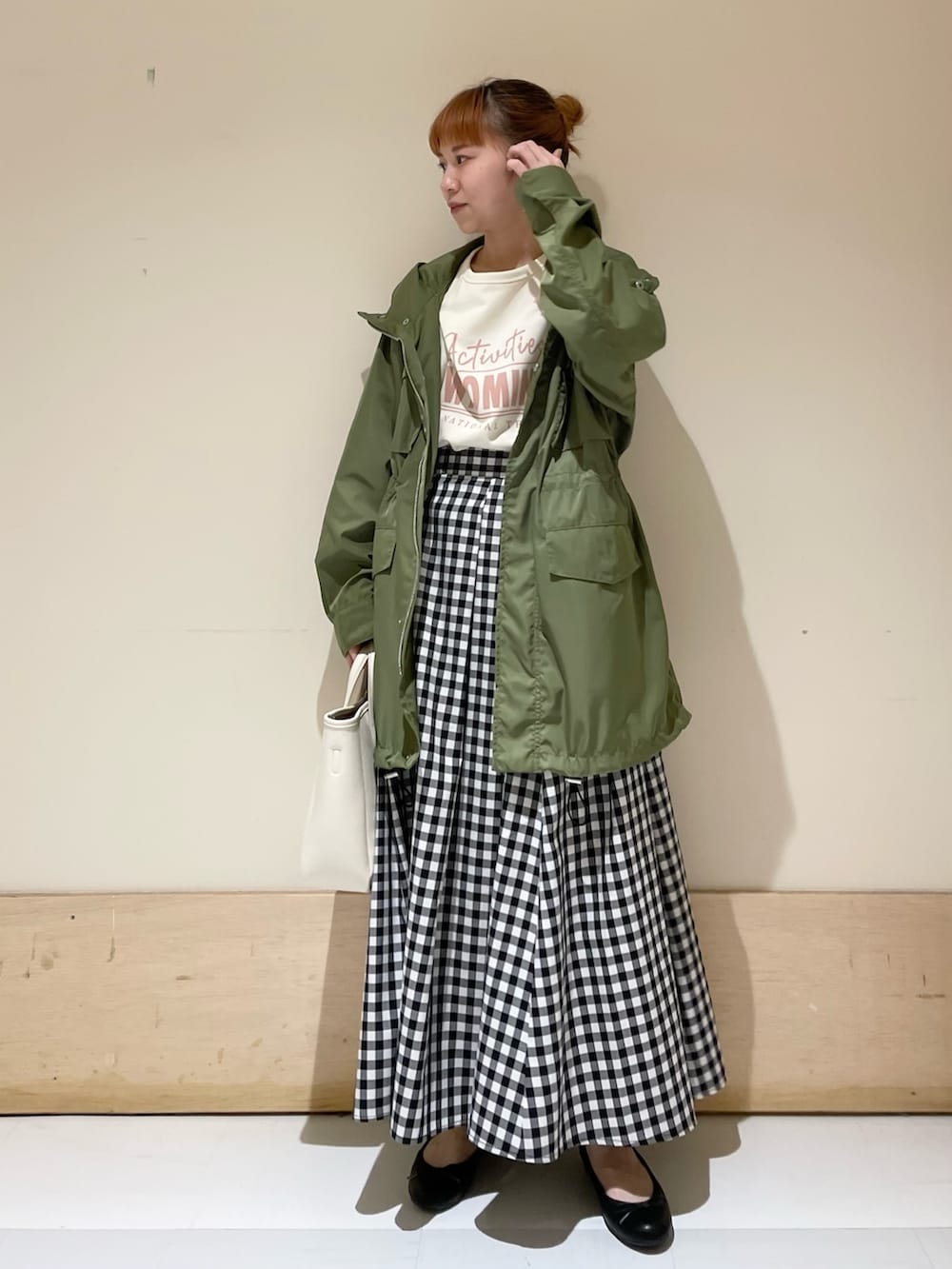 ホワイト系のTシャツ/カットソー、グリーン系のその他アウター、ホワイト系のトートバッグを着用したレディースの春コーディネートの2枚目の写真