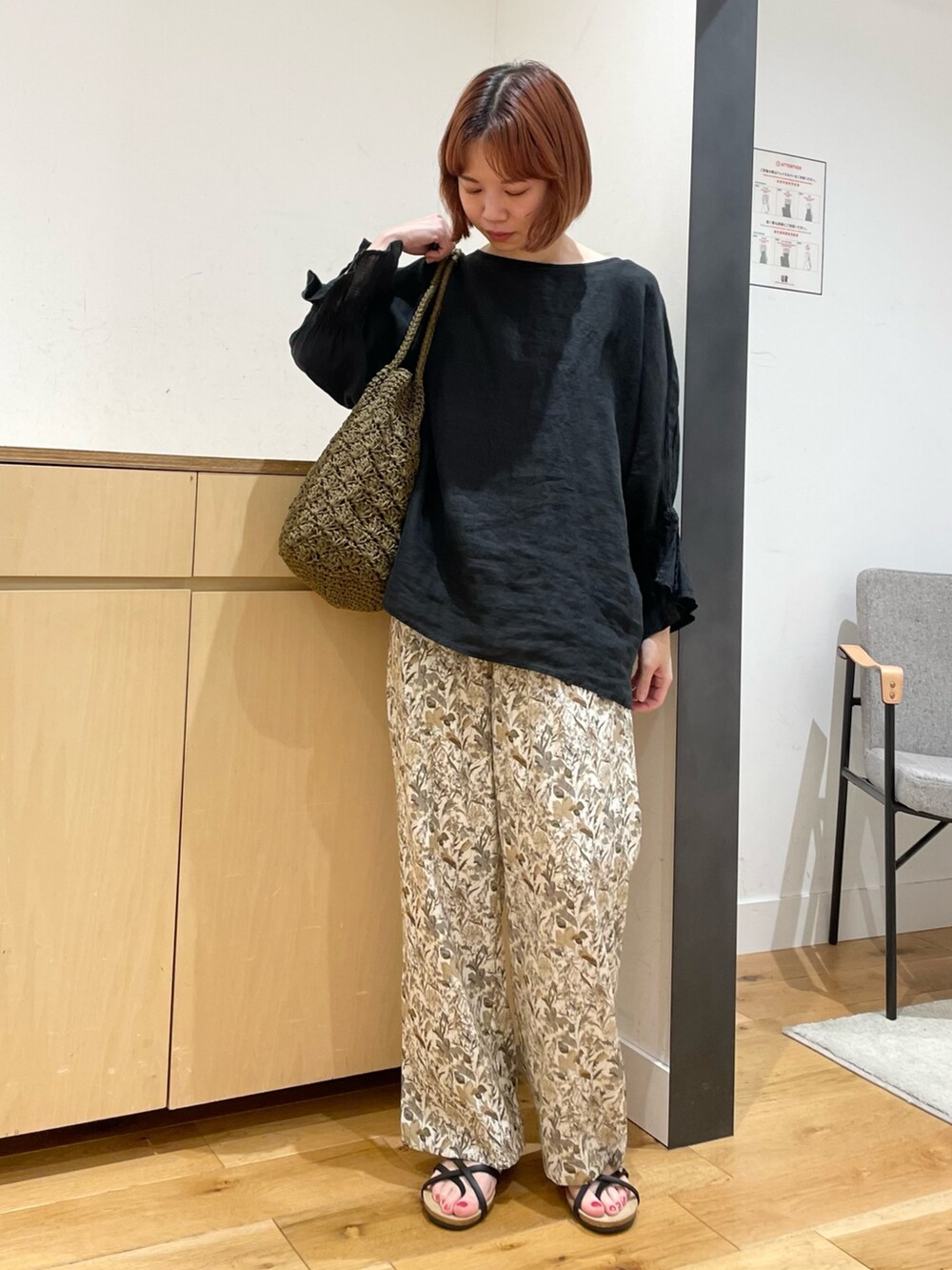 ブラック系のシャツ/ブラウス、ホワイト系のその他パンツ、グリーン系のかごバッグを着用したレディースの春コーディネートの3枚目の写真