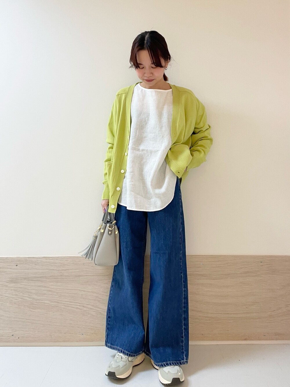 ブルー系のその他パンツ、グリーン系のカーディガン/ボレロ、ホワイト系のシャツ/ブラウスを着用したレディースの春コーディネートの3枚目の写真