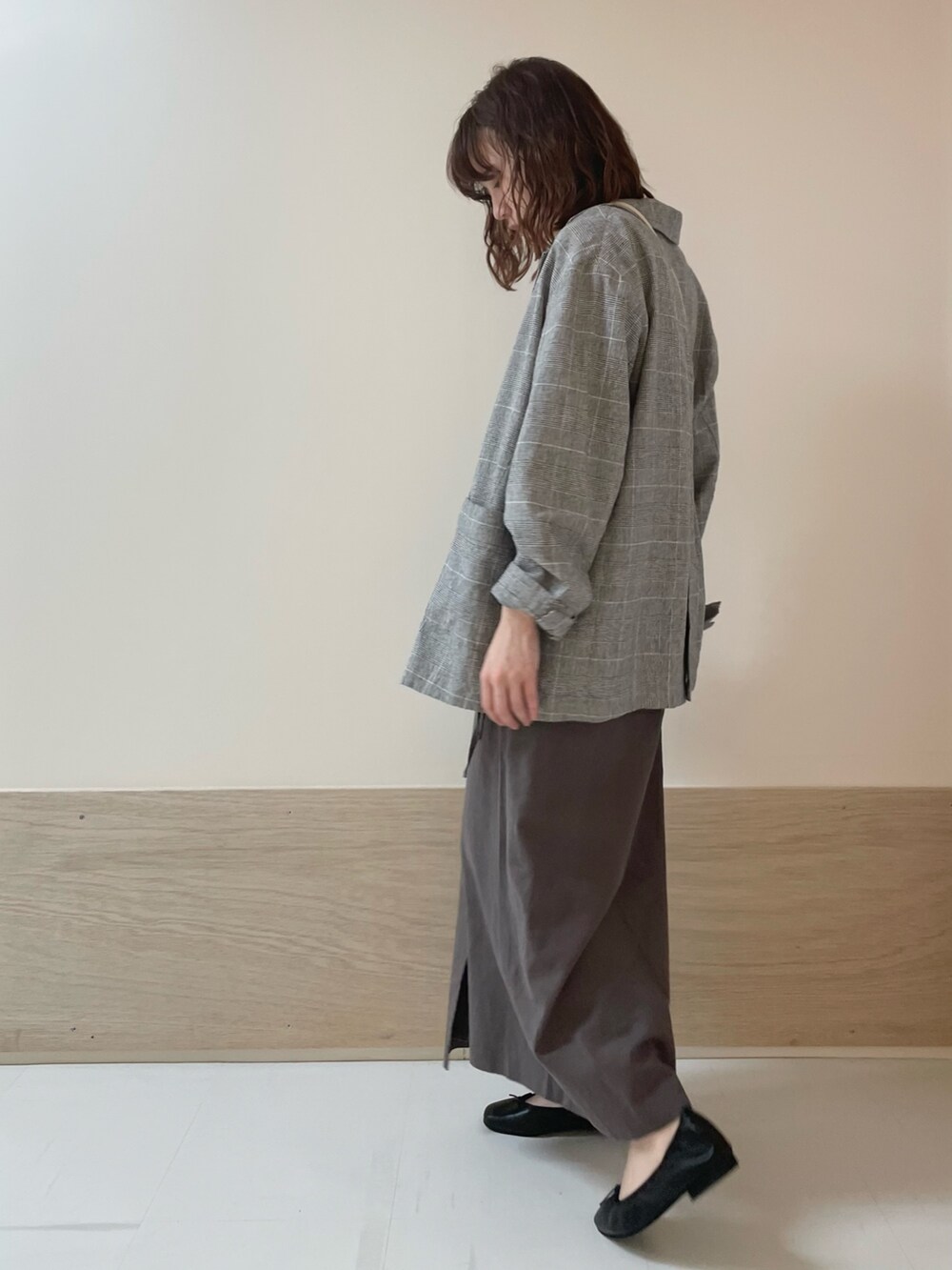 ホワイト系のTシャツ/カットソー、その他のその他アウター、ブラック系のバレエシューズを着用したレディースの春コーディネートの8枚目の写真