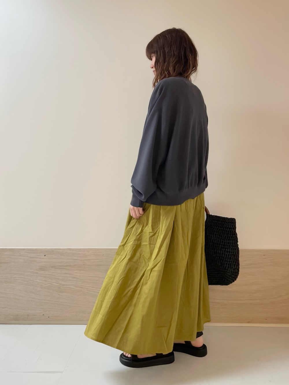 「URBAN RESEARCH DOORS、URBAN RESEARCH DOORS WOMENS、アーバンリサーチドアーズ、ワンピース、カーディガン、コットンニット、黄色、マスタード、きれいめカジュアル、シンプルコーデ、お出かけコーデ、休日スタイル、低身長コーデ、骨格ストレート」｜「URBAN RESEARCH DOORSのコットンボイルリバーシブルワンピース（ワンピース、イエロー系）」を使った、ホンダ マユさん（レディース・152cm）の夏コーディネートの4枚目の写真