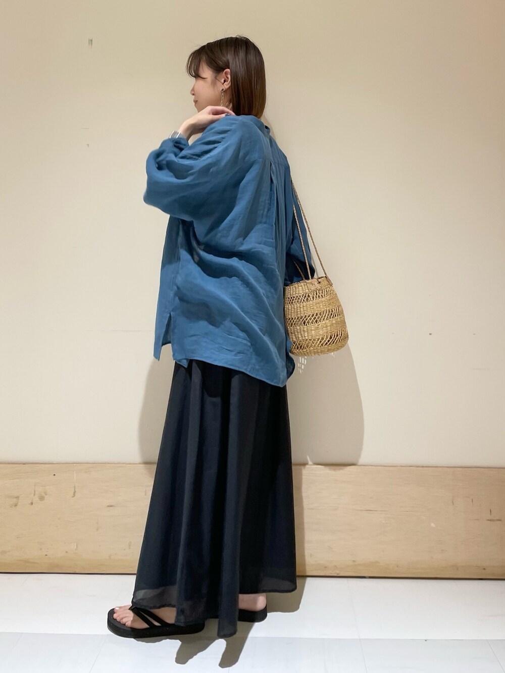 ブラック系のスカート、ベージュ系のショルダーバッグ、グレー系のTシャツ/カットソーを着用したレディースの夏コーディネートの5枚目の写真