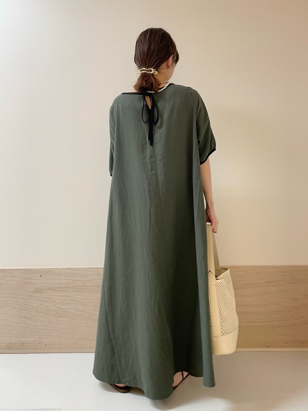「URBAN RESEARCH DOORS、URBAN RESEARCH DOORS WOMENS、アーバンリサーチドアーズ、ワンピース、リネン、リネンワンピース、カーキ、雨の日コーデ、夏コーデ、シンプルコーデ、デートコーデ、バイカラー、大人コーデ、低身長コーデ、骨格ストレート」｜「URBAN RESEARCH DOORSのリネンレーヨンバイカラーワンピース（ワンピース、グリーン系）」を使った、ホンダ マユさん（レディース・152cm）の夏コーディネートの6枚目の写真