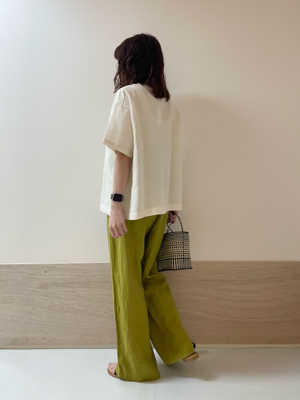 「URBAN RESEARCH DOORS、URBAN RESEARCH DOORS WOMENS、アーバンリサーチドアーズ、リネン、夏だ！Tシャツ着よう！、リネンパンツ、イージーパンツ、黄色、マスタード、リラックススタイル、夏コーデ、きれいめカジュアル、シンプルコーデ、お出かけコーデ、低身長コーデ」｜「URBAN RESEARCH DOORSのカッティングサンダル（サンダル、ブラック系）」を使った、ホンダ マユさん（レディース・152cm）の夏コーディネートの6枚目の写真