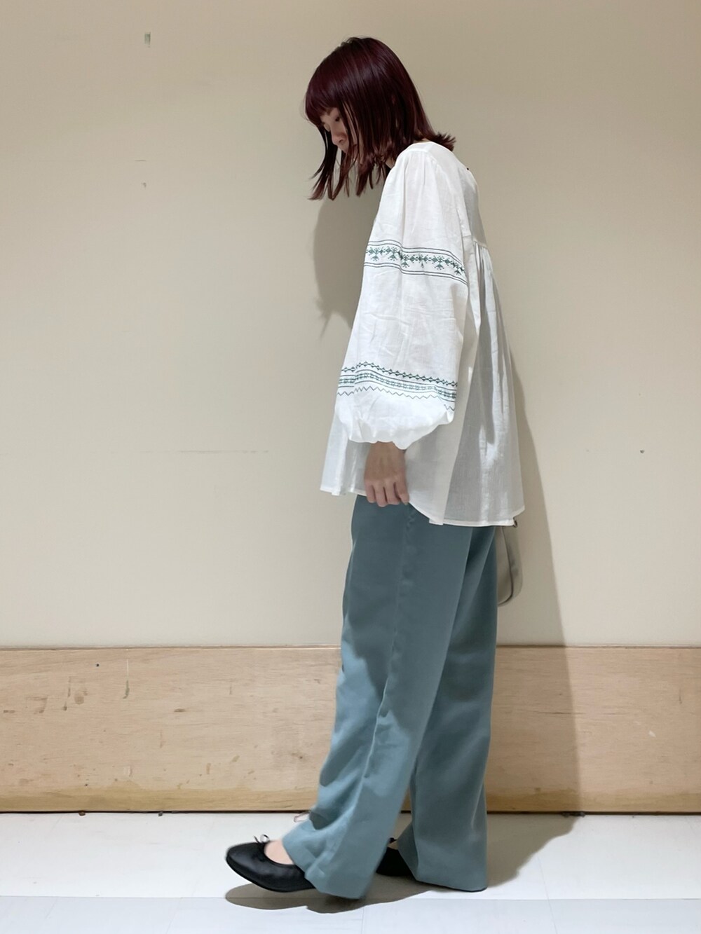 ホワイト系のシャツ/ブラウス、ベージュ系のショルダーバッグ、グリーン系のその他パンツを着用したレディースの春コーディネートの5枚目の写真