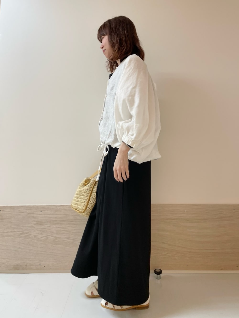 「URBAN RESEARCH DOORS、URBAN RESEARCH DOORS WOMENS、アーバンリサーチドアーズ、リネン、レイヤードスタイル、ワンピース、モノトーンコーデ、シンプルコーデ、大人カジュアル、春夏コーデ、お出かけコーデ、休日スタイル、低身長コーデ、骨格ストレート、グルカサンダル」｜「URBAN RESEARCH DOORSのリネンドロストドルマンブラウス（シャツ/ブラウス、ホワイト系）」を使った、ホンダ マユさん（レディース・152cm）の春コーディネートの4枚目の写真
