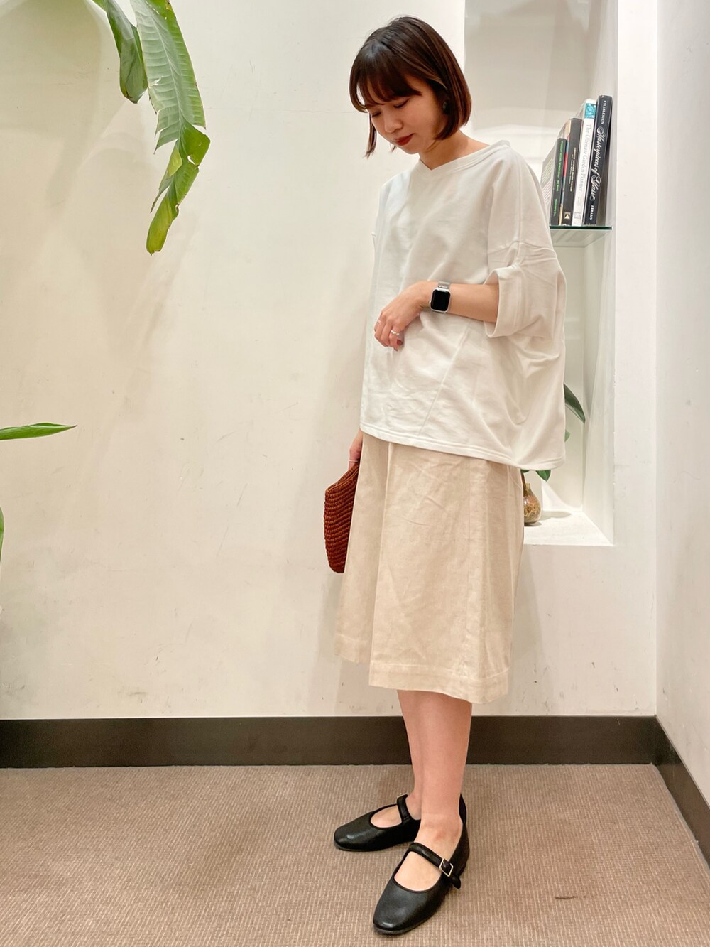 ブラック系のバレエシューズ、ホワイト系のTシャツ/カットソー、ベージュ系のその他パンツを着用したレディースの夏コーディネートの4枚目の写真
