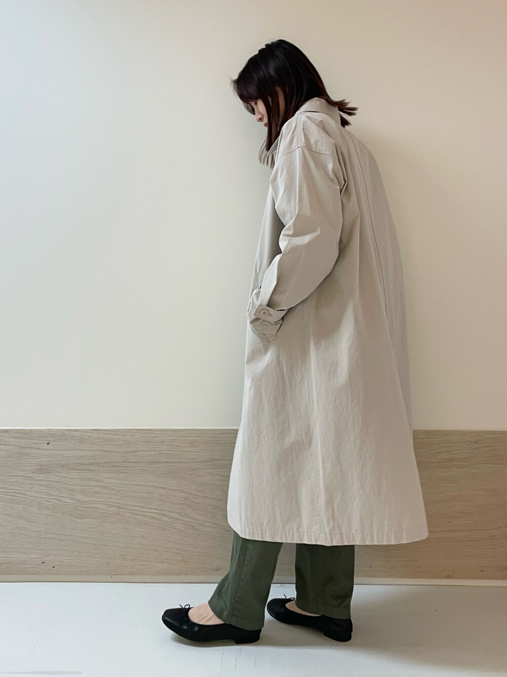 「URBAN RESEARCH DOORS、URBAN RESEARCH DOORS WOMENS、アーバンリサーチドアーズ、春アウター、ロングコート、大人カジュアル、春コーデ、春のおしゃ見えテクニック、デートコーデ、春服みてみて、レイヤードスタイル、お出かけコーデ、シンプルコーデ、低身長、骨格ストレート」｜「URBAN RESEARCH DOORSの2ストラップショルダーバッグ（ショルダーバッグ、ホワイト系）」を使った、ホンダ マユさん（レディース・152cm）の春コーディネートの6枚目の写真