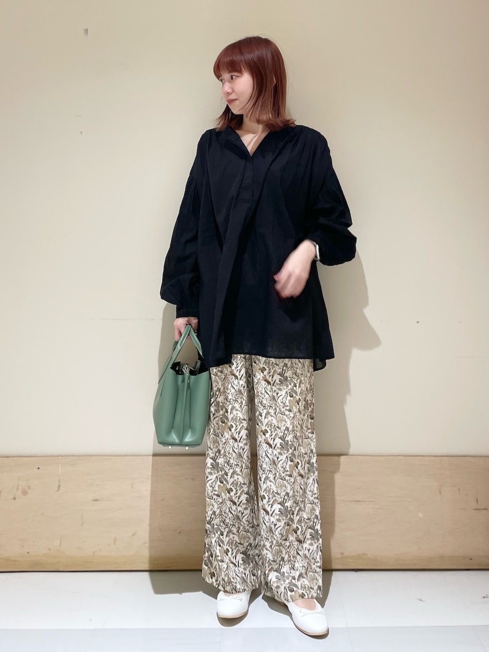 ブラック系のシャツ/ブラウス、ホワイト系のその他パンツ、ホワイト系のバレエシューズを着用したレディースの春コーディネートの3枚目の写真