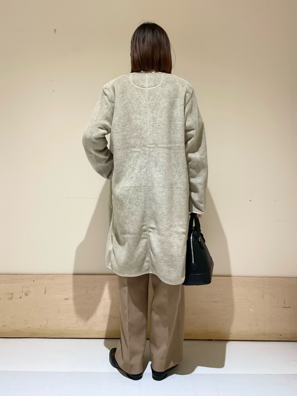 ブラック系のショルダーバッグ、ベージュ系のその他パンツ、ブラック系のローファーを着用したレディースの秋コーディネートの6枚目の写真