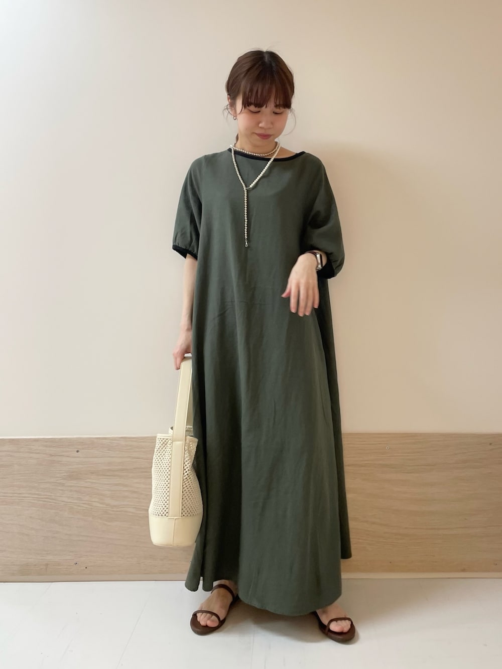 「URBAN RESEARCH DOORS、URBAN RESEARCH DOORS WOMENS、アーバンリサーチドアーズ、ワンピース、リネン、リネンワンピース、カーキ、雨の日コーデ、夏コーデ、シンプルコーデ、デートコーデ、バイカラー、大人コーデ、低身長コーデ、骨格ストレート」｜「URBAN RESEARCH DOORSのリネンレーヨンバイカラーワンピース（ワンピース、グリーン系）」を使った、ホンダ マユさん（レディース・152cm）の夏コーディネートの3枚目の写真