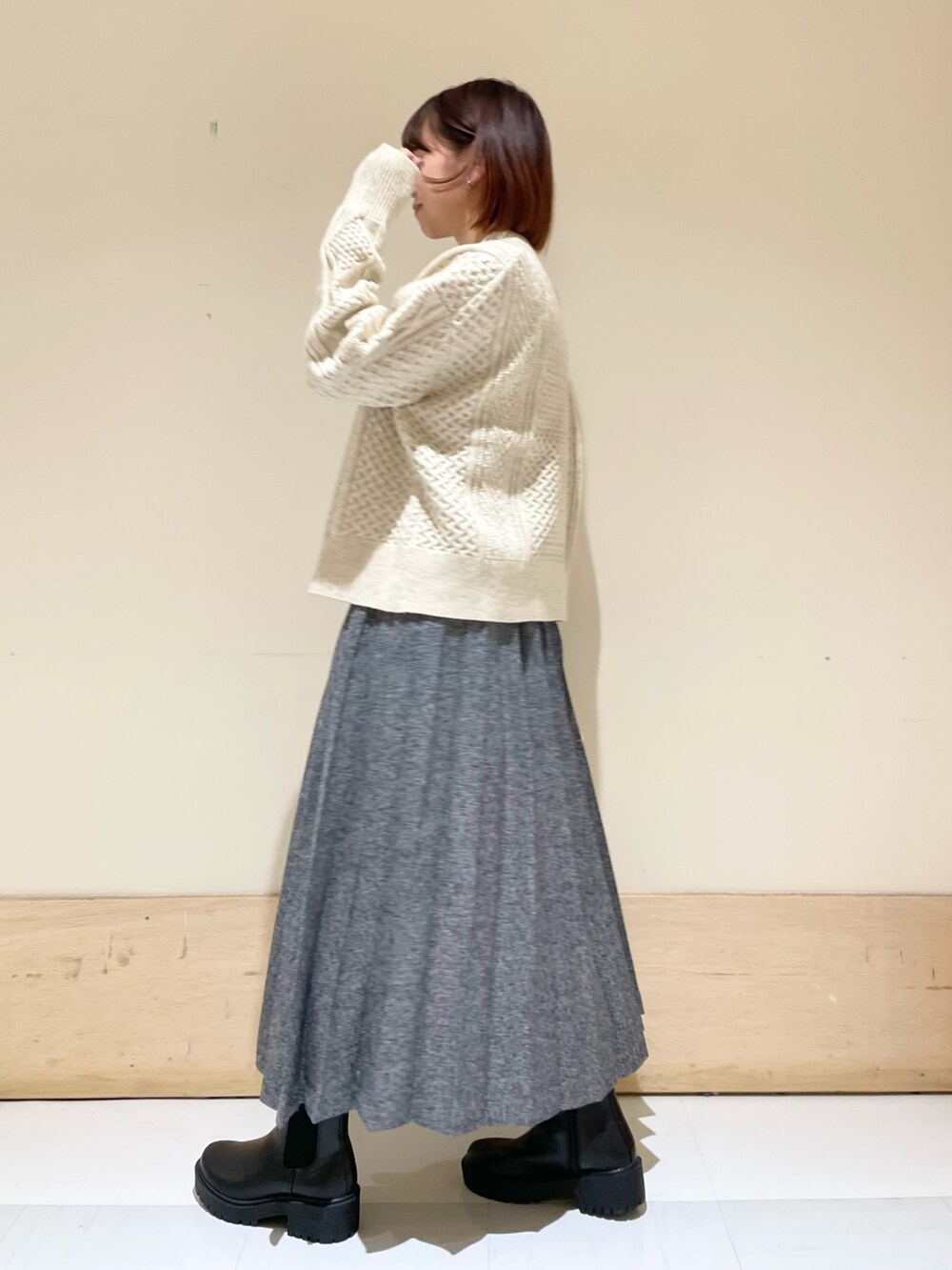 ホワイト系のカーディガン/ボレロ、ブルー系のスカート、ホワイト系のショルダーバッグを着用したレディースの冬コーディネートの5枚目の写真