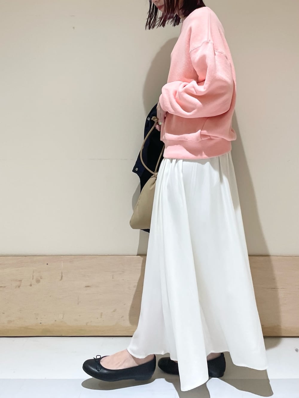 ピンク系のスウェット、ブルー系のその他アウター、ホワイト系のスカートを着用したレディースの春コーディネートの3枚目の写真