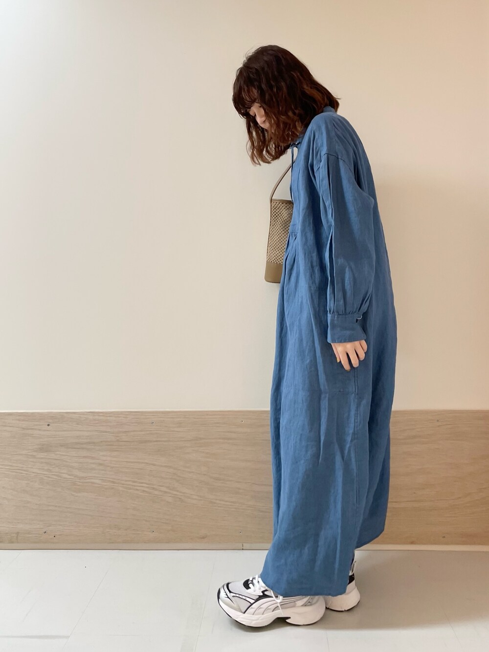 ブラック系のその他パンツ、ブルー系のワンピース、ベージュ系のショルダーバッグを着用したレディースの春コーディネートの4枚目の写真