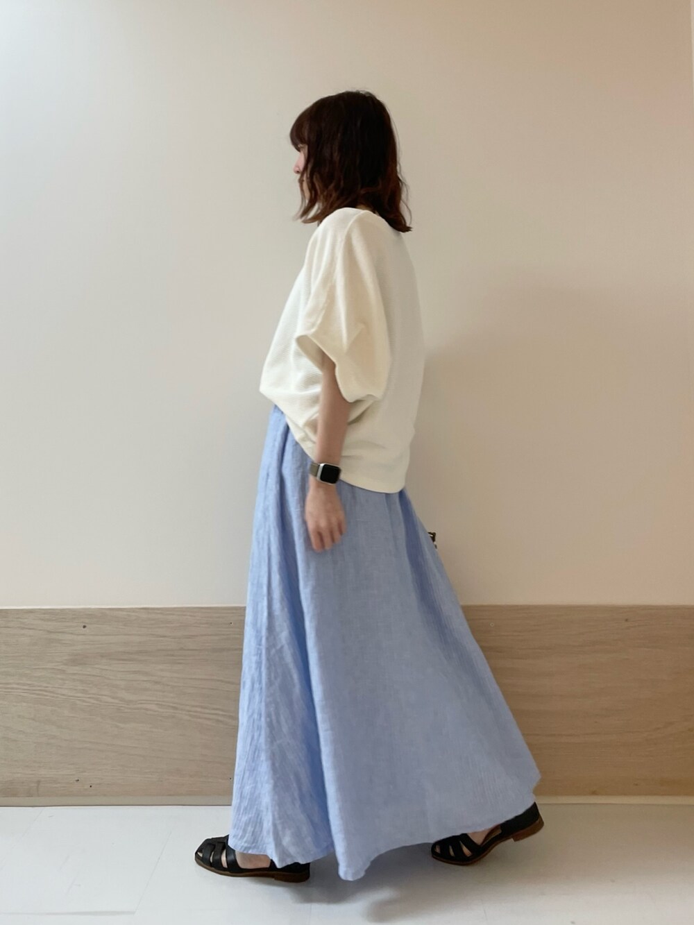 「URBAN RESEARCH DOORS、URBAN RESEARCH DOORS WOMENS、アーバンリサーチドアーズ、リネンスカート、ロングスカート、ブルー、ブルーストライプ、春夏コーデ、お出かけコーデ、休日スタイル、夏コーデ、低身長コーデ、骨格ストレート、シンプルコーデ、きれいめカジュアル」｜「FORK&SPOONのFORK&SPOON　フレンチリネンスカート（スカート、その他）」を使った、ホンダ マユさん（レディース・152cm）の春コーディネートの5枚目の写真
