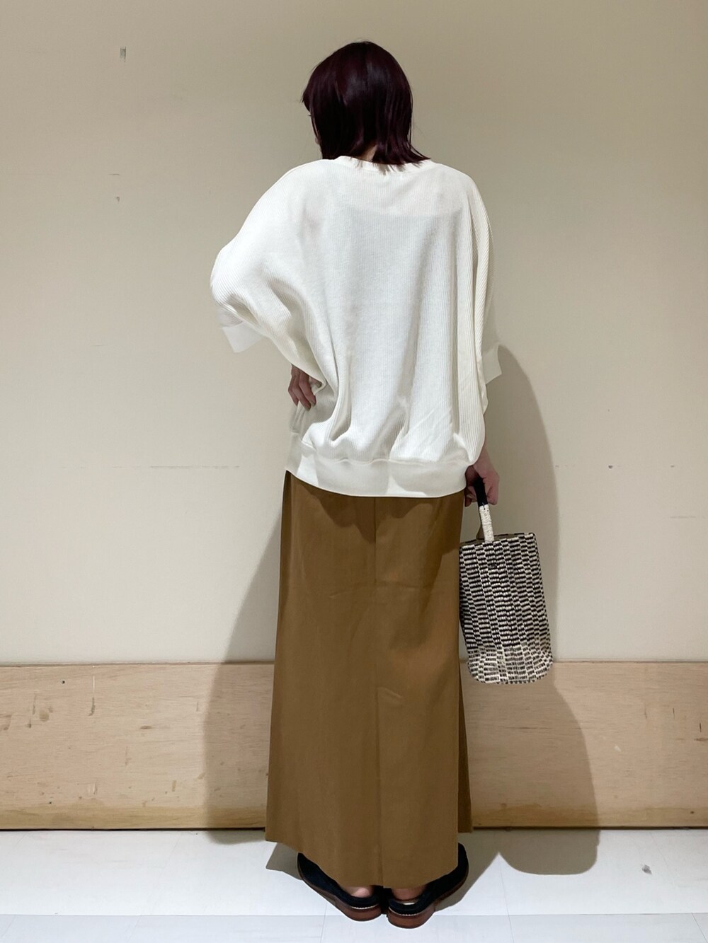 「URBAN RESEARCH DOORS、URBAN RESEARCH DOORS WOMENS、アーバンリサーチドアーズ、グルカスカート、タイトスカート、へリンボーン、ベージュ、ベージュコーデ、モカシン、休日スタイル、春コーデ、大人カジュアル、お出かけコーデ、低身長、低身長コーデ」｜「beejの『別注』beej×DOORS　チューブショルダーバッグ（ショルダーバッグ、ブラック系）」を使った、ホンダ マユさん（レディース・152cm）の春コーディネートの6枚目の写真
