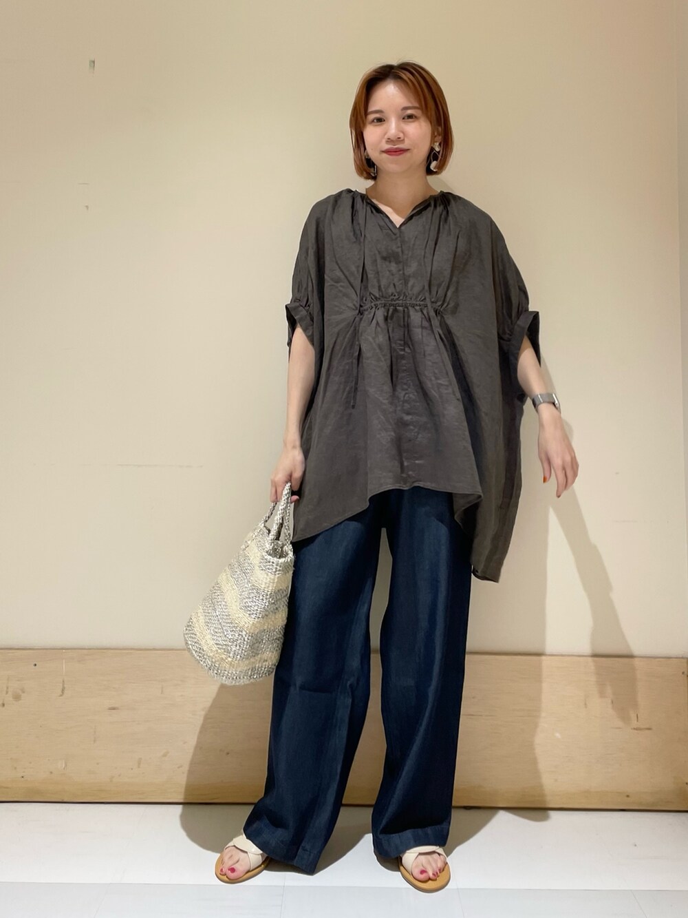 ブルー系のその他パンツ、ホワイト系のハンドバッグ、ホワイト系のサンダルを着用したレディースの夏コーディネートの3枚目の写真