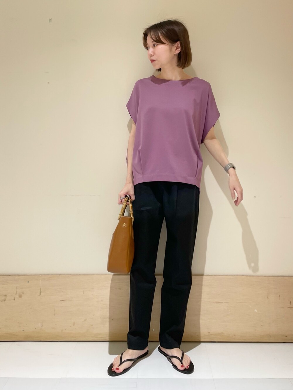 パープル系のTシャツ/カットソー、ブラック系のサンダル、ブラック系のその他パンツを着用したレディースの夏コーディネートの3枚目の写真