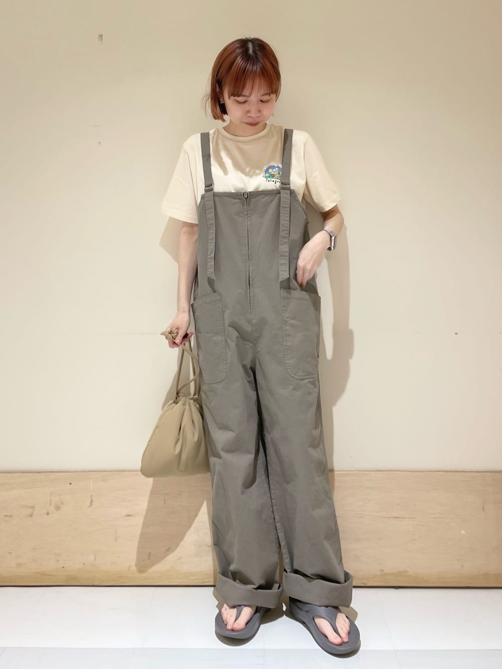 「URBAN RESEARCH DOORS、URBAN RESEARCH DOORS WOMENS、アーバンリサーチドアーズ、EKAL、patagonia、パタゴニア、oofos、リカバリーサンダル、ロゴT、サロペット、カジュアルコーデ、休日スタイル、初夏コーデ、お出かけコーデ、低身長」｜「EKALのエンジョイポケットサロペット（サロペット/オーバーオール、グレー系）」を使った、ホンダ マユさん（レディース・152cm）の春コーディネートの2枚目の写真